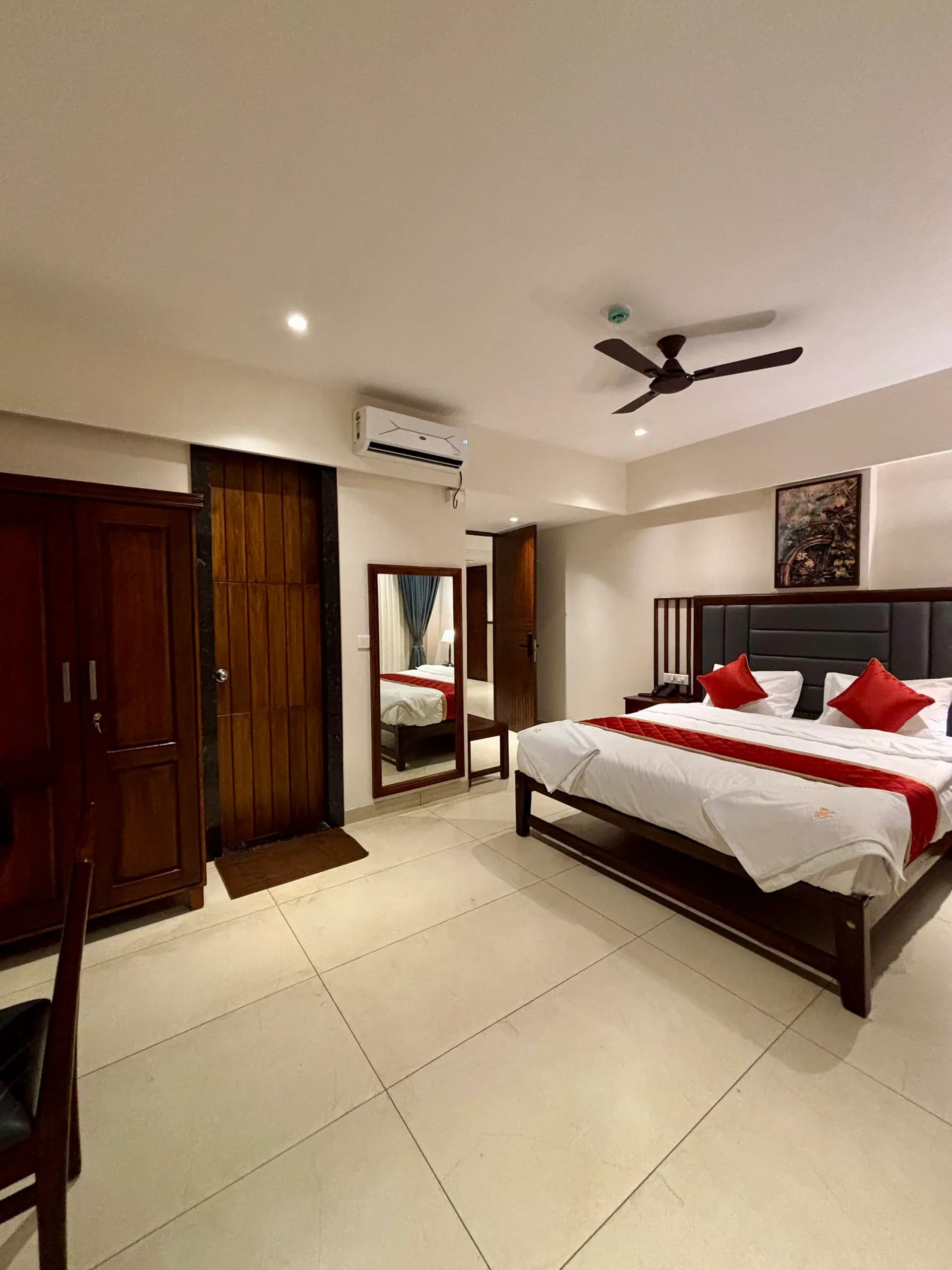 Deluxe AC Room, photo 3 of 4